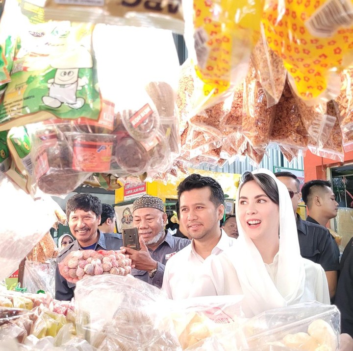 <p>Artis Arumi Bachsin juga sering belanja ke pasar secara langsung untuk membeli makanan segar, Bunda. Istri Wakil Gubernur Jawa Timur ini bahkan pernah berbelanja bersama suaminya ke pasar. Selain belanja bahan makanan, Arumi juga sering membeli jajanan makanan pasar usai berbelanja. (Foto: Istimewa/ detik)</p>