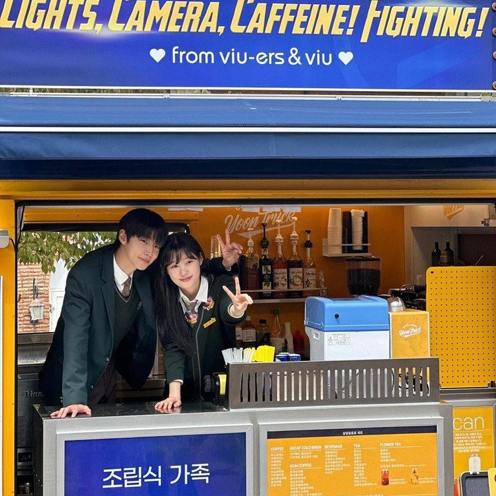 <p>Hwang In Yeop dan Jung Chae Yeon berpose dengan jarak yang dekat. Ini menyiratkan kedekatan antara pemeran Kim San Ha dan Yoon Joo Won ini tidak hanya terjadi ketika mereka beradu peran, tetapi juga di balik layar. (Foto: Instagram @hi_high_hiy)</p>