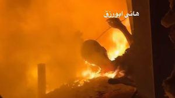 Dalam video yang beredar luas di media sosial, memperlihatkan seorang yang tengah terpanggang di kobaran api yang melalap sejumlah tenda pengungsian di rumah sakit Al Aqsa Martyrs di Deir al Balah, Jalur Gaza, Senin (14/10/2024). Video itu pertama kali dibagikan oleh seorang pengguna Instagram yang merupakan warga Gaza. (Dok. Instagram/hani.aburezeq)