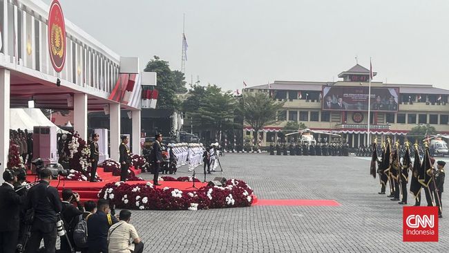 Jokowi Beri Tanda Kehormatan Nugraha Sakanti ke Tujuh Satuan Polri