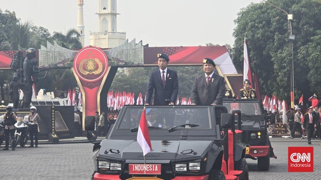 Presiden Jokowi naik Maung bareng Prabowo saat menghadiri Apel Kesiapan Pengamanan Pelantikan Presiden dan Wapres di Mako Brimob, Depok.