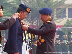 Jokowi Dianugerahi Medali Kehormatan Loka Praja Samrakshana Polri