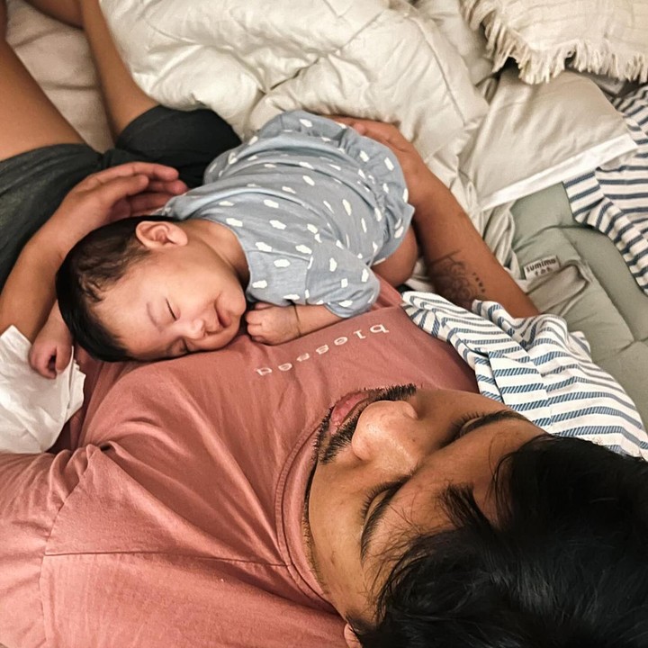 <p>Setelah menyambut kelahiran Si Kecil, Joshua terlihat begitu menikmati peran barunya sebagai seorang Ayah. Hal tersebut diketahui langsung melalui berbagai momen yang diabadikannya di akun Instagram pribadinya. (Foto: Instagram@jojosuherman)</p>