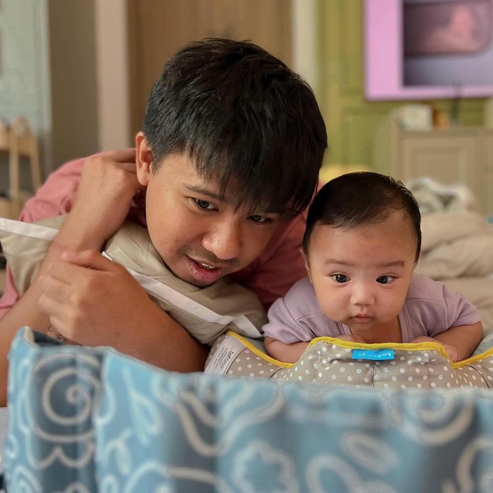<p>Namun, Joshua mengaku terkadang juga meminta bantuan orang tua atau mertuanya untuk mengasuh Si Kecil Elio. "Untung bisa kadang-kadang titip ortu/mertua," jelas pelantun lagu <em>Cit-Cit-Cuit</em>. (Foto: Instagram@jojosuherman)</p>
