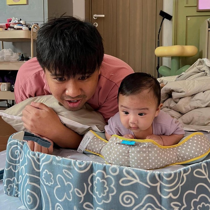 <p>Pria kelahiran 3 November 1992 ini juga totalitas menemani putranya dengan tengkurap. "<em>Tummy time</em> atau bahasa Skandinavia kunonya: TENGKUREP," tulis Joshua, dikutip dari laman Instagram @jojosuherman, Senin (14/10/2024). (Foto: Instagram@jojosuherman)</p>