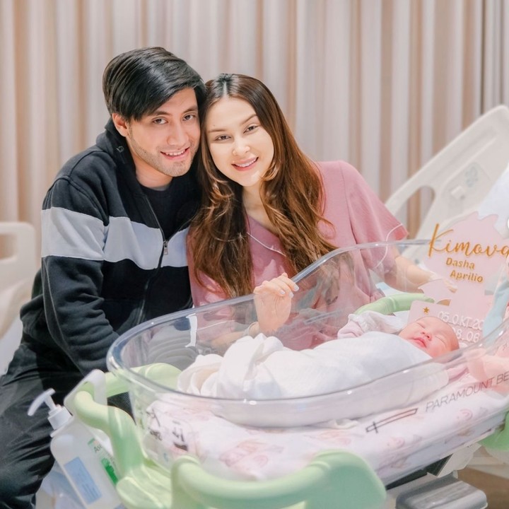 <p>Musisi Kevin Aprilio menjadi seorang Ayah ketika sang istri, Vicy Melanie, melahirkan anak pertamanya yang bernama Kimova Dasha Aprilio. Si Kecil yang lahir pada 5 Oktober 2024 itu pun sudah genap berusia sebulan. "Selamat datang ke dunia Kimova Dasha Aprilio. <em>Mommy</em> dan <em>Daddy</em> akan melakukan yang terbaik. Kami sangat mencintaimu," tulis Kevin dan Vicy. (Foto: Instagram: @kevinaprilio)</p>