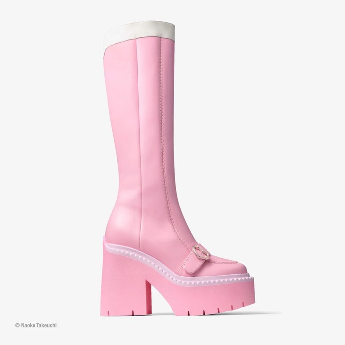 Kulit lembut berwarna pink pastel memberikan sepatu bot ini tampilan yang manis dan feminin, sementara sol platform dan tumit chunky memberikan sentuhan yang edgy dan modern pada sepatu seharga Rp52,7 juta ini (Sailor Chibi Moon Boot/Foto: jimmychoo.com)