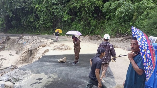 BNPB laporkan 867 korban meninggal akibat banjir bandang dan longsor di Aceh, Sumut, dan Sumbar.