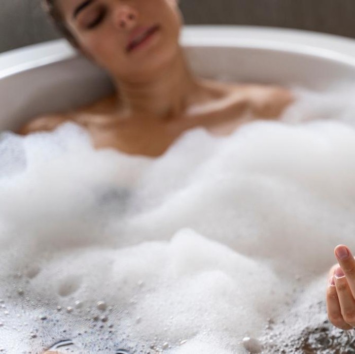 Mandi air dingin dapat menurunkan kecemasan/foto: freepik.com/freepik