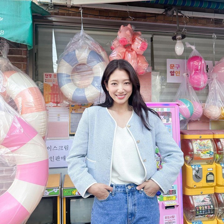 <p>Memadukan jeans dengan outer bisa jadi referensi OOTD yang bikin Bunda terlihat trendi. Perpaduan warna cerah yang dipilih Park Shin Hye ini semakin membuat aura cantiknya terpancar, ya Bunda. (Foto: Instagram @ssinz7)</p>