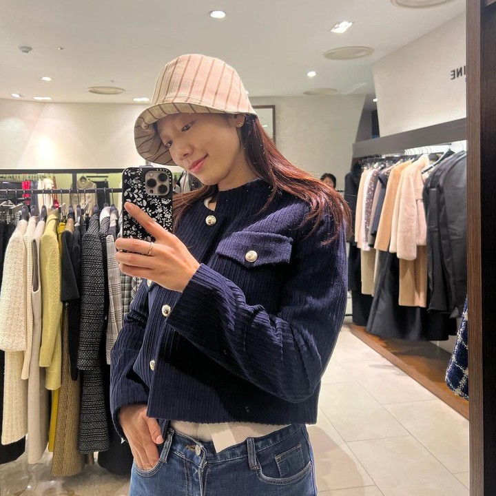 <p>Outer berwarna senada dengan jeans seperti yang dipakai Park Shin Hye ini bisa Bunda coba. Perpaduan warna ini membuat penampilan menjadi simpel tetapi sangat trendi. Outfit ini cocok Bunda kenakan saat jalan-jalan santai. (Foto: Instagram @ssinz7)</p>