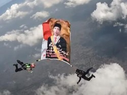 Video: Momen Penerjun Payung Polri Kibarkan Potret Jokowi-Prabowo di Langit