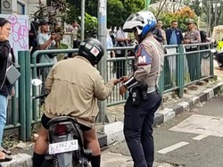 Detik-detik Pemotor di Bogor Hindari Razia, Nyaris Tabrak lalu Salami Polisi