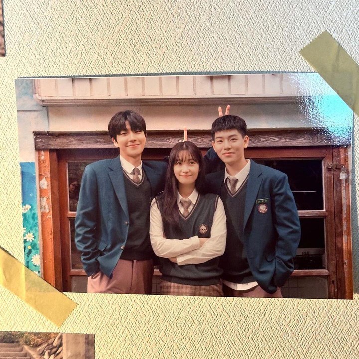 <p>Potret kedekatan Hwang In Yeop, Jung Chae Yeon dan Bae Hyun Sung terlihat pula dalam foto ini. Mereka berpose dengan jari tangan yang disembunyikan di belakang kepala. Kebersamaan mereka mampu membawa kehangatan, ya Bunda. (Foto: Instagram @hi_high_hiy)</p>
