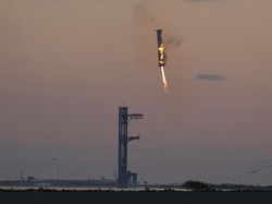 Video SpaceX Torehkan Sejarah Baru: Pendorong Starship Berhasil Ditangkap