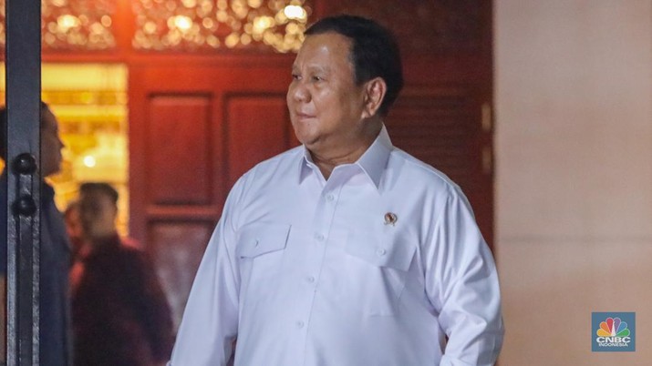 Presiden terpilih periode 2024-2029 sekaligus Menteri Pertahanan, Prabowo Subianto di kediamannya Jalan Kertanegara No. 04, Jakarta, Senin (14/10/2024). (CNBC Indonesia/Faisal Rahman)