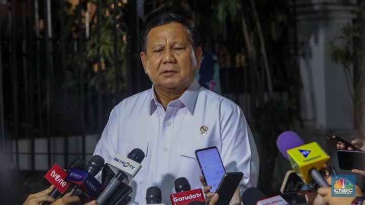 Presiden terpilih periode 2024-2029 sekaligus Menteri Pertahanan, Prabowo Subianto di kediamannya Jalan Kertanegara No. 04, Jakarta, Senin (14/10/2024). (CNBC Indonesia/Faisal Rahman)