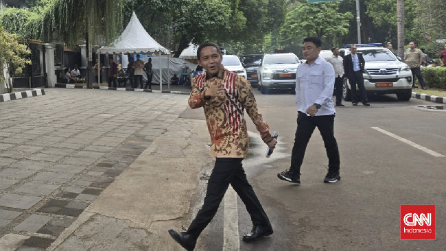Sekjen PSI Raja Juli Antoni mengaku diminta membantu kerja Prabowo Subianto sebagai presiden. Namun dia masih enggan menyebut spesifik pos kementeriannya nanti.
