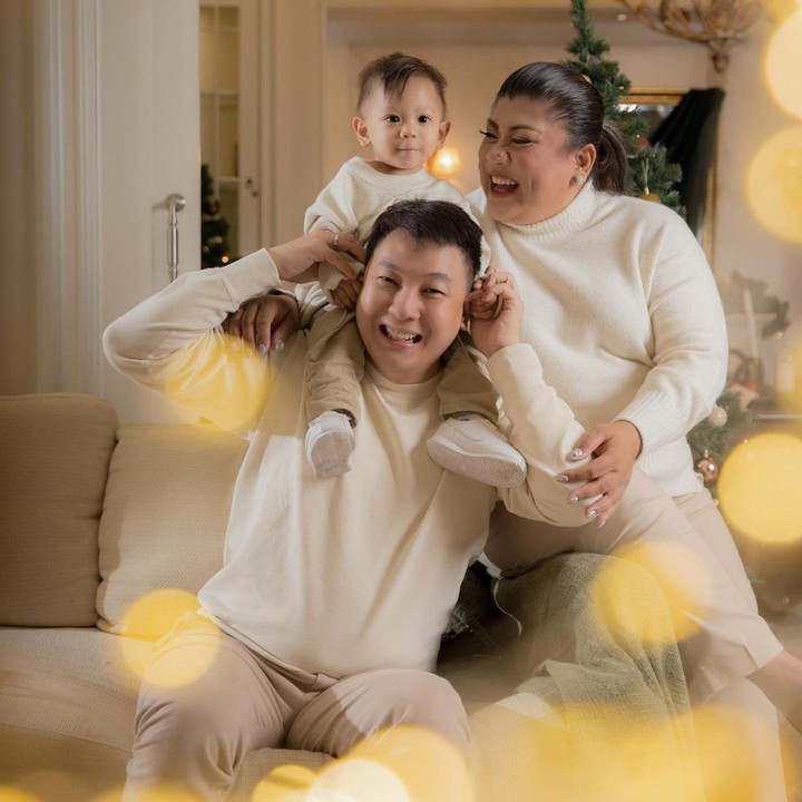 <p>Regina menikah dengan Lucky Jayadi pada 31 Januari 2021. Pernikahan yang sudah dikaruniai seorang anak laki-laki bernama Nathaniel Luigi Jayadi ini dilimpahi kebahagiaan, lho.(Foto: Instagram @ivanova.regina)<br /><br /><br /></p>