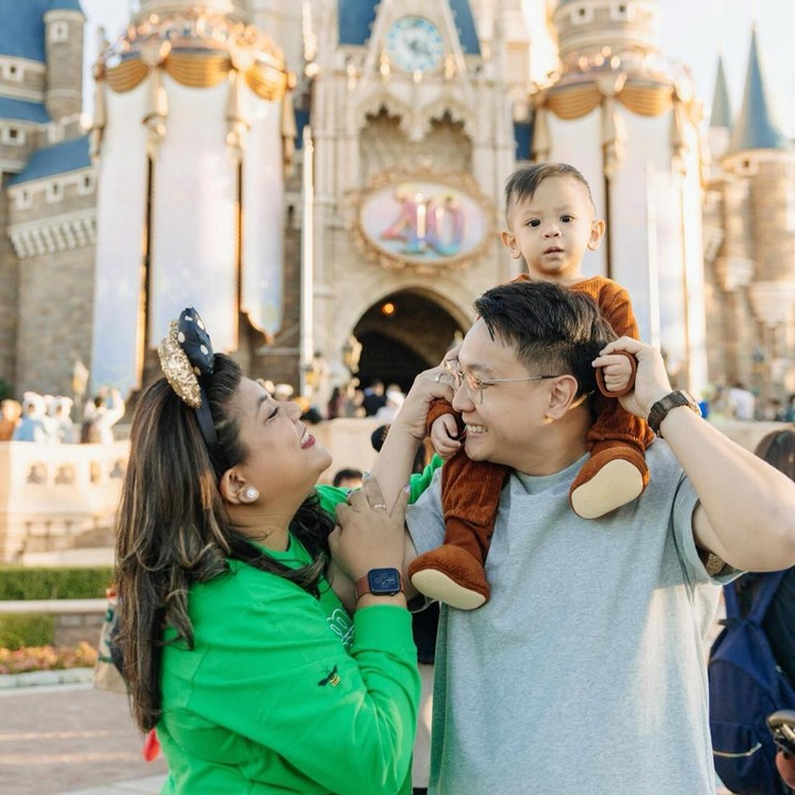 <p>Lewat postingan di Instagram, Regina kerap membagikan momen manis bersama suami dan anak tercinta. Salah satunya dalam potret perayaan ulang tahun sang putra, Nathan, yang ke-2 beberapa waktu lalu. (Foto: Instagram @ivanova.regina)<br /><br /><br /></p>