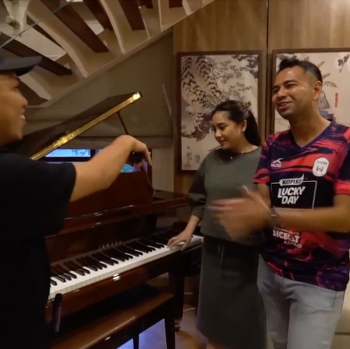 <p>Dilansir dari laman <em>detikcom,</em> produser musik Aan Story juga memiliki tempat tinggal yang kental sekali dengan nuansa Jepang. Sebab, sebagian besar interior rumahnya dipenuhi dengan sentuhan kayu. Ia pun memiliki lukisan bergambar bunga sakura yang identik dengan negara Jepang.&nbsp;(Foto: YouTube Rans Entertainment)</p>