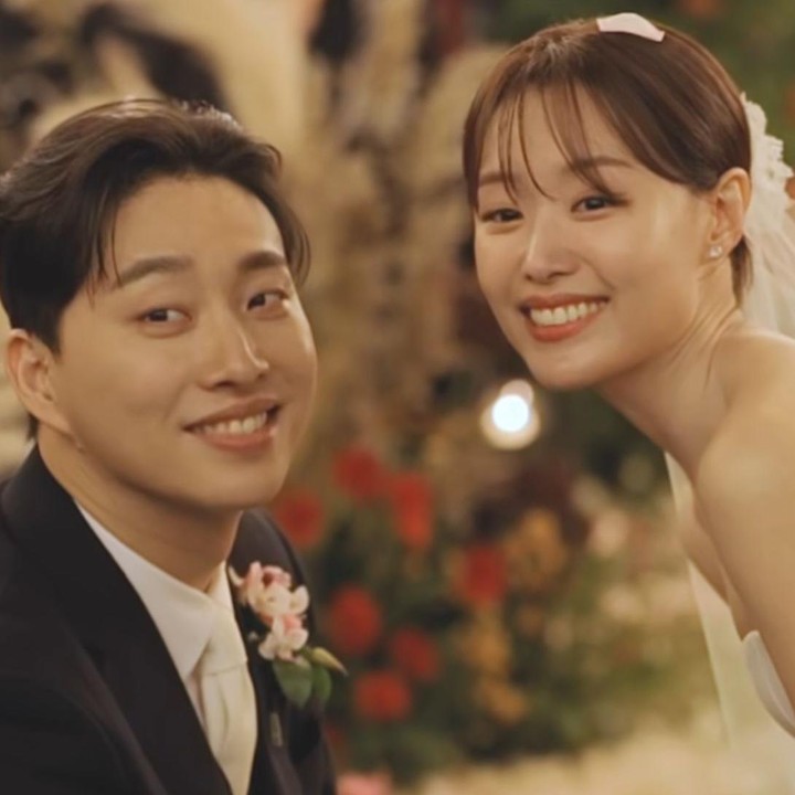<p>Keduanya diketahui menggelar <em>intimate wedding</em> yang dihadiri oleh keluarga dan teman-teman terdekatnya saja. Melansir dari laman <em>Allkpop,</em> pernikahan Ji Eun dan Park We diselenggarakan di wilayah Gangnam, Seoul. (Foto: Instagram@we_park)</p>