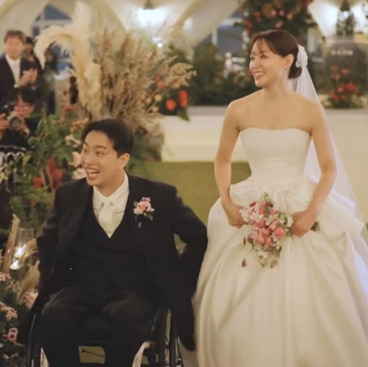<p>Aktris Song Ji Eun dan YouTuber Park We tengah diselimuti kebahagiaan. Pasalnya, pasangan ini baru saja melangsungkan pernikahan pada Rabu (9/10/2024). Momen itu juga dibagikan langsung belum lama ini oleh Park We melalui beberapa potret di media sosialnya.(Foto: Instagram@we_park)</p>