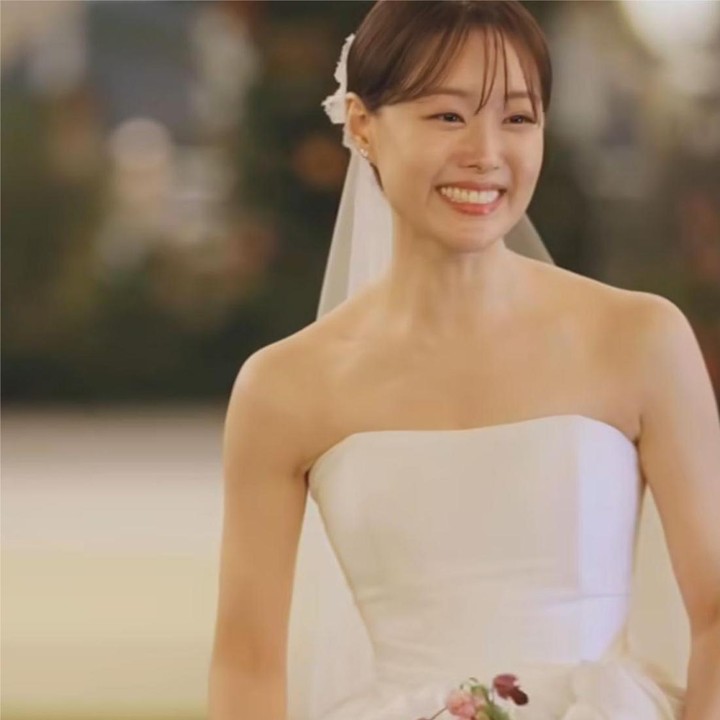 <p>Ji Eun tampil memesona dengan balutan gaun putih yang terlihat sederhana, tetapi membuatnya elegan. Di hari spesialnya itu, Ji Eun tampak tak bisa menyembunyikan perasaan bahagianya, Bunda. (Foto: Instagram@we_park)</p>