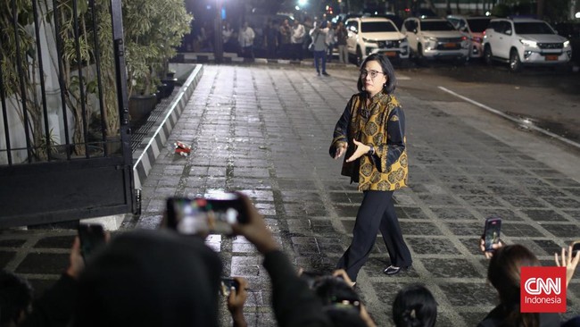 Presiden Prabowo Subianto resmi mengangkat Sri Mulyani sebagai menteri keuangan lagi. Dengan ini, Sri Mulyani sudah jadi menkeu 3 presiden.