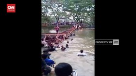 VIDEO: Momen Jembatan Gantung Putus, Puluhan Wisatawan Tercebur