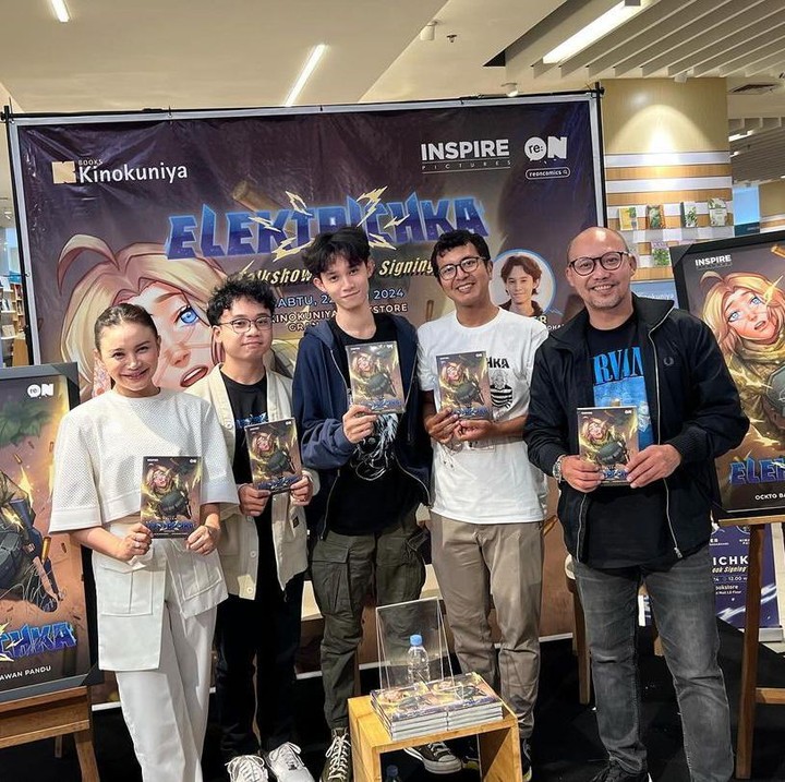 <p>Tak hanya berduaan, dalam beberapa momen, Rossa juga hadir di tengah-tengah keduanya. Misalnya saat momen peluncuran komik karya Rizky berikut ini. Diketahui, Rizky atau Skyler resmi meluncurkan buku komik perdananya yang berjudul <em>Elektrichka</em> beberapa waktu yang lalu.(Foto: Instagram @yoyoprasetyo29)<br /><br /><br /></p>