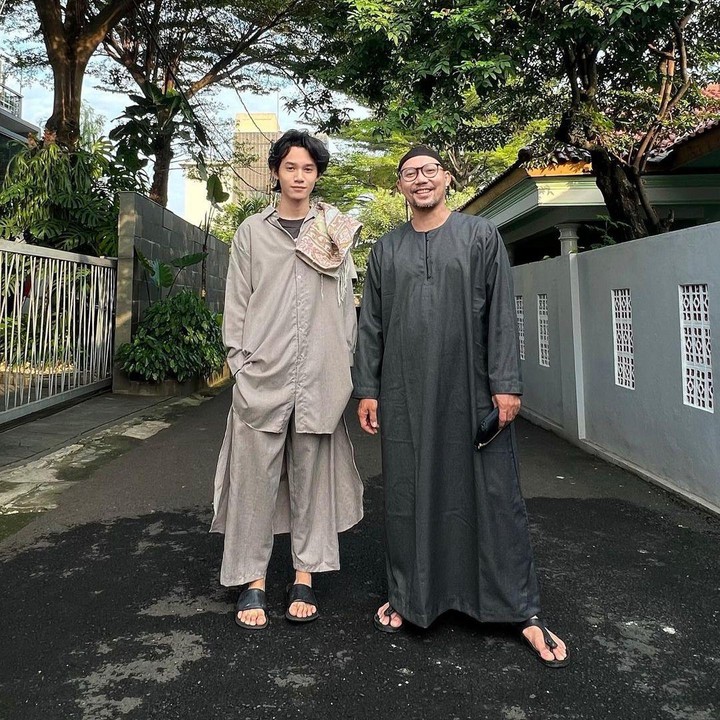 <p>Di momen lainnya, Yoyo membagikan potret ketika merayakan Idul Adha bersama Rizky. Berikut ini foto yang ia bagikan di Instagram pada 29 Juni 2023 lalu. "Eid Al Adha Mubarak," tuturnya. (Foto: Instagram @yoyoprasetyo29)<br /><br /><br /></p>