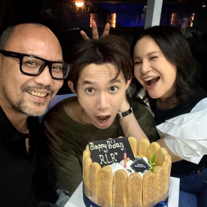 <p>Terbaru, Yoyo merayakan ulang tahun Rizky bersama Rossa. Di momen pertambahan usia ini, Yoyo menuliskan harapan serta doanya untuk Rizky yang sudah menginjak usia 18 tahun. "Selamat 18th mas RLR @skylerzdeth. Tetaplah sopan kepada orang yang lebih tua, ringankan tanganmu untuk saling menolong, jadilah pribadi yang rendah hati, jagalah salatmu & semoga Allah SWT memberimu usia yang barokah, kebahagiaan lahir batin & keselamatan dunia akhirat, Aamiin. <em>Much love</em>."(Foto: Instagram @yoyoprasetyo29)<br /><br /><br /></p>