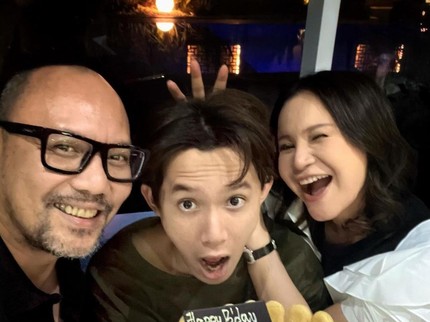 7 Potret Yoyo Padi Bareng Sang Putra, Terbaru Rayakan Ultah Rizky Bersama Rossa