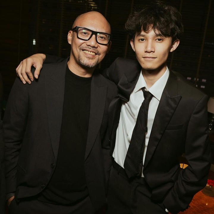 <p>Postingan Yoyo bersama Rizky dan Rossa ini lantas menuai banyak reaksi, Bunda. Netizen meninggalkan beragam komentar, mulai dari ucapan hingga doa untuk Rizky di usianya yang baru bertambah. "<em>Barakallahu Fii Umrik</em>, RLR. Aamiin yaa Robbal alamiin…," kata @fadly**** dan "Anak menyatukan mak dan bapak," dari akun @bang****. (Foto: Instagram @yoyoprasetyo29)</p>