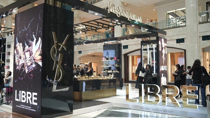img-title YSL Beauty Beri Pengalaman Parfum Libre Flowers & Flames untuk B-NATION