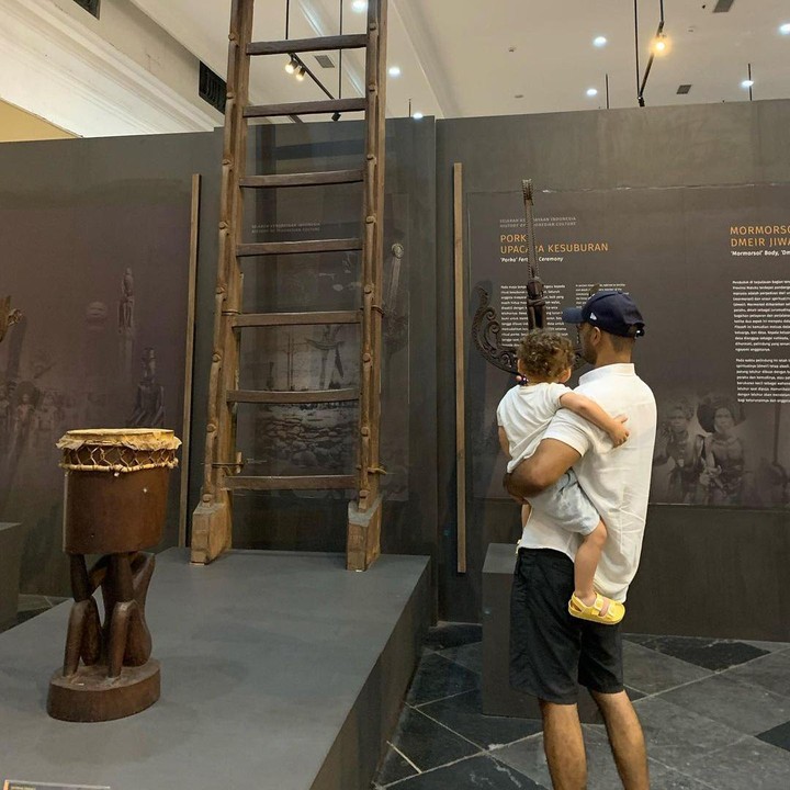 <p>Selain berlibur, Ario Bayu juga sering mengajak sang putra pergi ke museum, lho. Tidak hanya bisa bersenang-senang, Balthazar juga bisa belajar tentang sejarah, Bunda. "Hari ke museum bersama balita," tulis Ario Bayu dengan Bahasa Inggris. (Foto: Instagram: @bayu_ario)</p>
