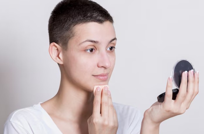 powder seharusnya hanya ditargetkan pada area yang benar-benar membutuhkannya, terutama T-zone tempat minyak paling banyak menumpuk. Mengaplikasikan powder di seluruh wajah dengan jumlah yang sama bisa membuat kamu terlihat flat, terlalu matte, atau bahkan terlihat tua.