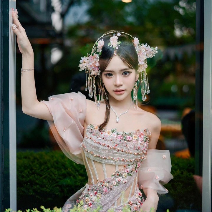 <p>Yupi tampil amat menawan dalam balutan cheongsam bernuansa <em>baby pink</em>. Penampilannya pun terlihat semakin sempurna dengan beberapa aksen bunga yang menghiasi pakaiannya, serta dilengkapi dengan <em>headpiece</em> bernuansa senada.(Foto: Instagram @cindyyuvia/@putralphotography)<br /><br /><br /></p>
