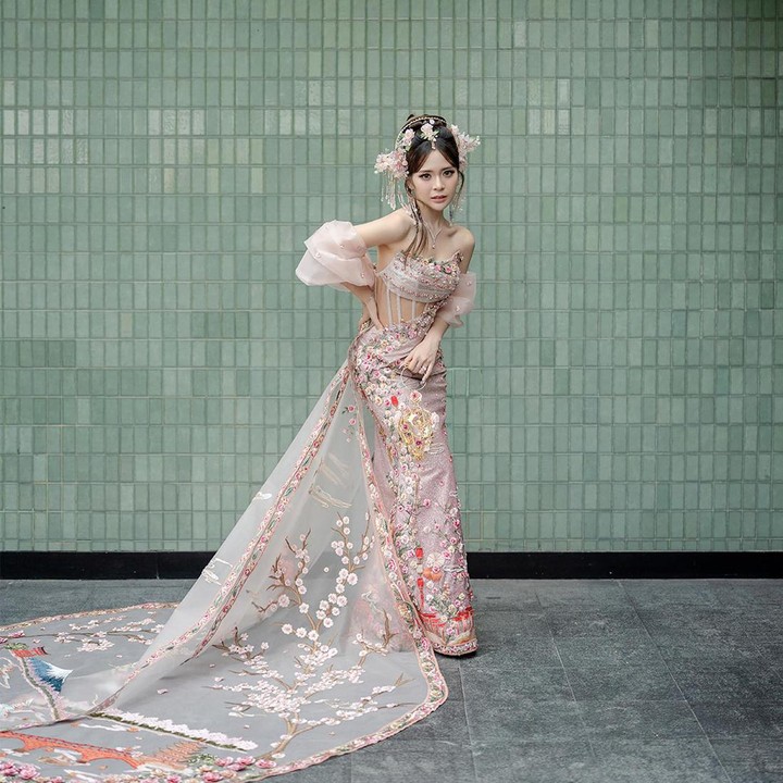 <p>Cheongsam bermotif bunga ini juga mengekspos tubuh ramping Yupi, Bunda. Netizen yang takjub dengan penampilan Yupi pun banyak meninggalkan beragam komentar. "Ikut bahagiaa yuppii cantik banget," ujar akun @fatk****. (Foto: Instagram @cindyyuvia/@putralphotography)</p>