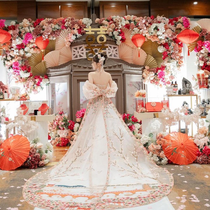 <p>Tak hanya mewah, penampilan Yupi juga menyita perhatian. Ini karena ia tampil anggun dengan pakaian tradisional Tionghoa, yakni cheongsam. (Foto: Instagram @cindyyuvia/@putralphotography)<br /><br /><br /></p>