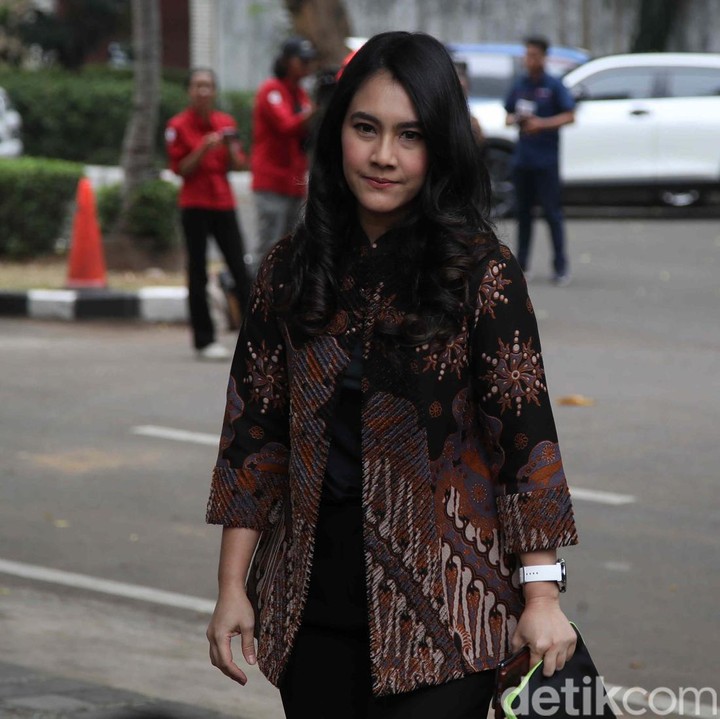 <p>Satu lagi mantan jurnalis masuk ke pemerintahan Presiden Prabowo. Ia adalah Isyana Bagoes Oka yang resmi menjabat Wakil Menteri Kependudukan dan Pembangunan Keluarga/Wakil Kepala Badan Kependudukan dan Keluarga Berencana Nasional. Perempuan 44 tahun ini memulai kariernya sebagai model dan reporter di salah satu stasiun TV. Isyana Bagoes Oka merupakan lulusan Universitas Indonesia jurusan hubungan internasional dan sempat mencalonkan diri sebagai anggota DPR RI. (Foto: Pradita Utama)</p>