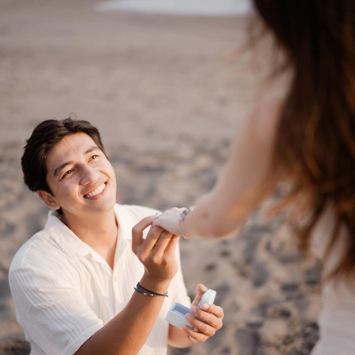 <p>Pria berusia 30 tahun ini melamar Devi dengan romantis di pinggir pantai. Mengenakan <em>outfit</em> serba putih, pasangan ini tampak manis dan serasi, ya?(Foto: Instagram @harrisvriza/@donnywg/@lovoto.bali/@adisukamotret)<br /><br /><br /></p>