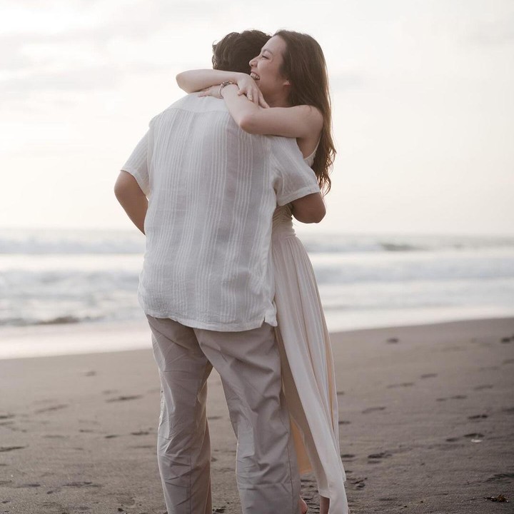 <p>Harris juga meninggalkan <em>caption</em> romantis yang ia persembahkan untuk Devi di unggahan tersebut. "Bahkan ketika hidup terasa sakit, aku akan tetap di sini. Tak peduli rasa sakitnya, tak peduli seberapa besar hujan turun, tak peduli seberapa besar angin berembus, tak peduli seberapa besar salju turun, tak ada yang akan berubah. Bismillah, minta doanya semua," tuturnya. (Foto: Instagram @harrisvriza/@donnywg/@lovoto.bali/@adisukamotret)<br /><br /><br /></p>