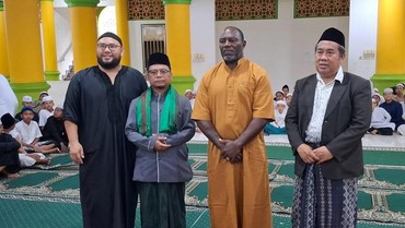 Profil Jacksen F Tiago Mantan Pesepak Bola Indonesia yang Putuskan Mualaf