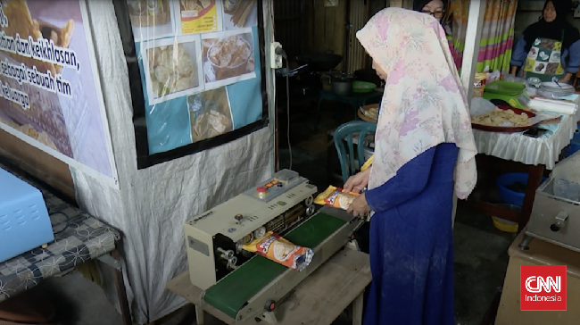 Sebuah UMKM di Kabupaten Bone, Sulawesi Selatan yang bergerak di usaha keripik tempe berhasil mengembangkan bisnisnya lewat digitalisasi.