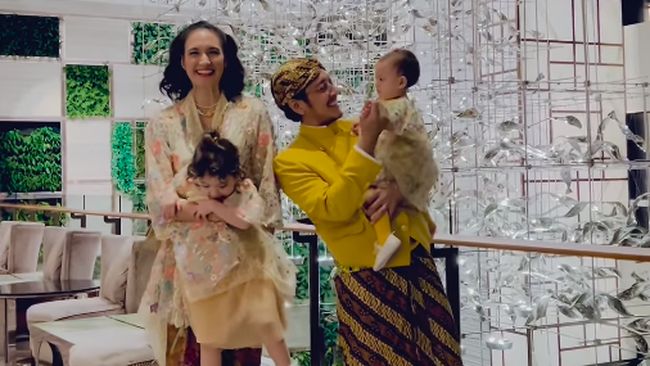 3 Tips ala Nadine Chandrawinata Kenalkan Kain Batik pada Anak