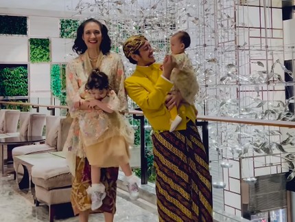 3 Tips ala Nadine Chandrawinata Kenalkan Kain Batik pada Anak