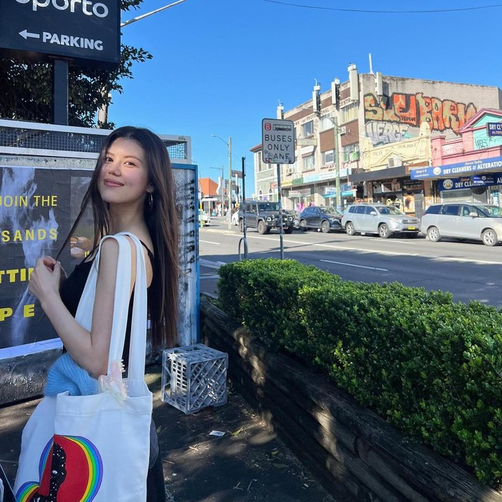 <p>Namun, bukan hanya suara merdunya saja yang berhasil menarik perhatian publik. Ia pun kerap mendapat pujian karena parasnya yang cantik dan memesona. "Gadis yang cantik sekali," tulis akun <em>@uarfavm****.</em> "Kau terlihat seperti Dani yang lebih dewasa. Kalian berdua sangat menggemaskan!" tulis akun <em>@chpa****.</em> (Foto: Instagram@livvy_marsh)</p>