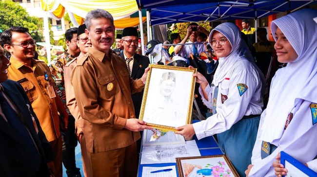 Pjs Wali Kota Tangsel, Tabrani, mendorong SMK untuk mengembangkan mentalitas siswa agar siap menghadapi dunia kerja di Nilmatan Job Fair.